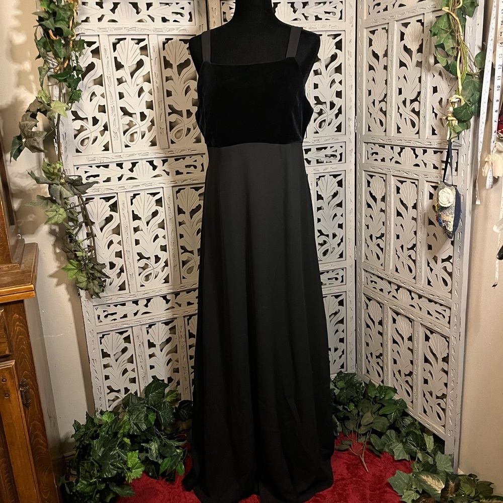 VINTAGE NIGHT WAY BLACK WITH SOFT VELVET TOP & SHOULDER STRAPS FORMAL DRESS